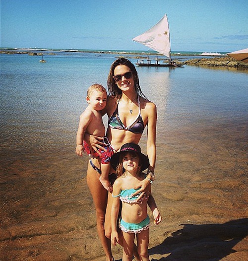 Alessandra-Ambrosio-shared-sweet-snap-while-hanging-her-kids